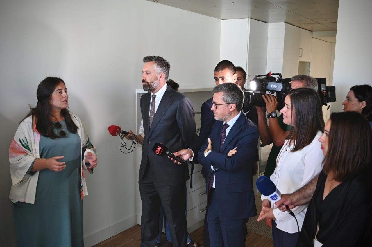 Ministro das Infraestruturas e da Habitação, Pedro Nuno Santos, Secretária de Estado da Habitação, Marina Gonçalves, e Presidente da Câmara de Lisboa, Carlos Moedas, na entrega de 128 casas do Programa de Renda Acessível, Lisboa, 25 julho 2022