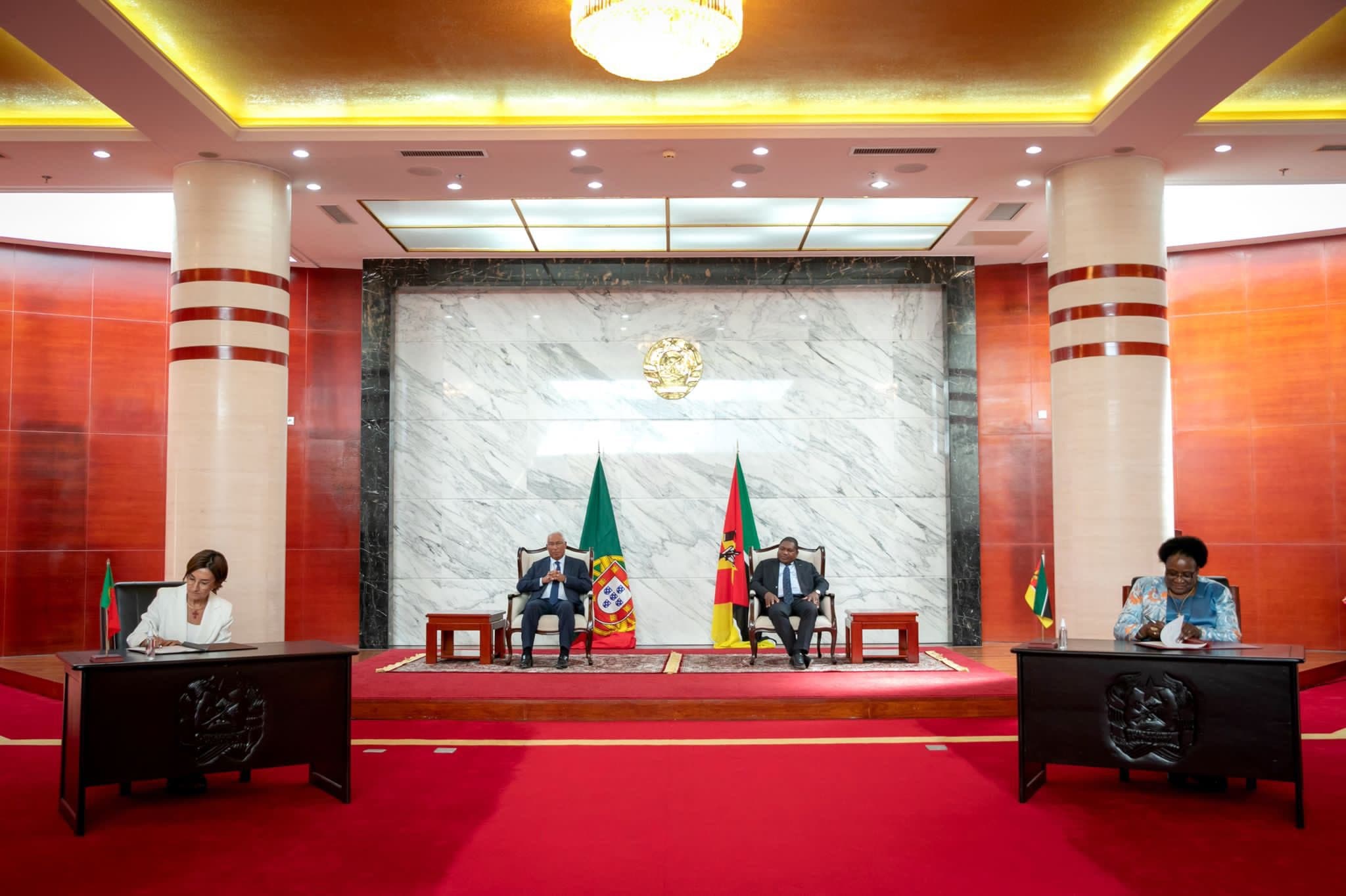 Ministras da Agricultura e Alimentação, Maria do Céu Antunes, e dos Negócios Estrangeiros e Cooperação de Moçambique, Verónica Macamo, assinam acordo de cooperação no final da V Cimeira Luso-Moçambicana, Maputo, 1 setembro 2022