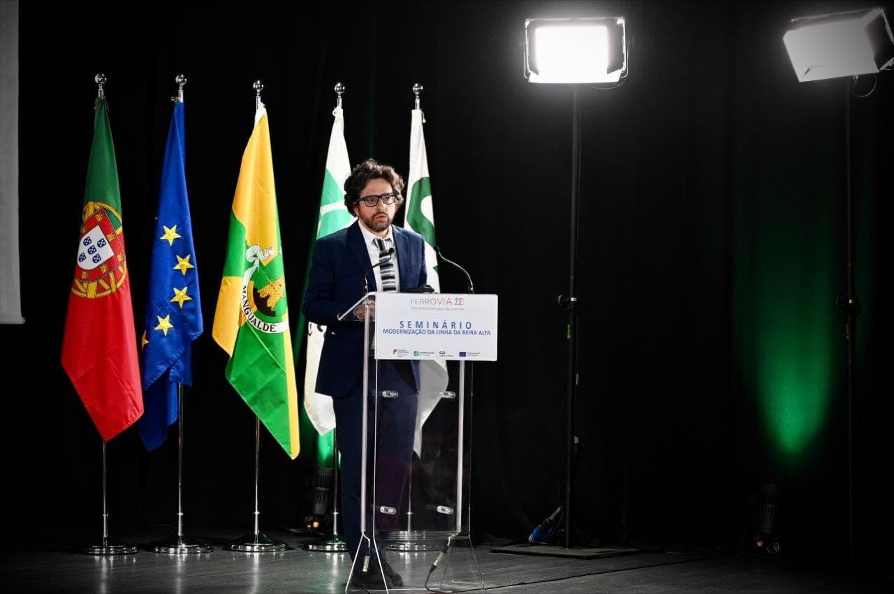 Secretário de Estado das Infraestruturas, Hugo Mendes, na abertura do Seminário Ferrovia 2020: Modernização da Linha da Beira Alta, Mangualde, 4 maio 2022