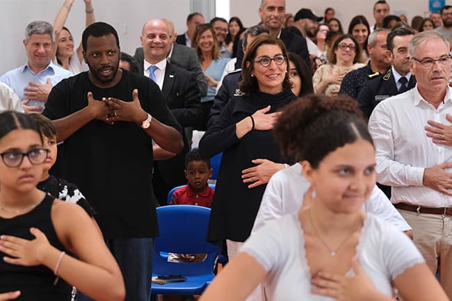 A Ministra Adjunta e dos Assuntos Parlamentares, Ana Catarina Mendes, com Dino D'Santiago, embaixador da 9.ª edição do Programa Escolhas, em Quarteira