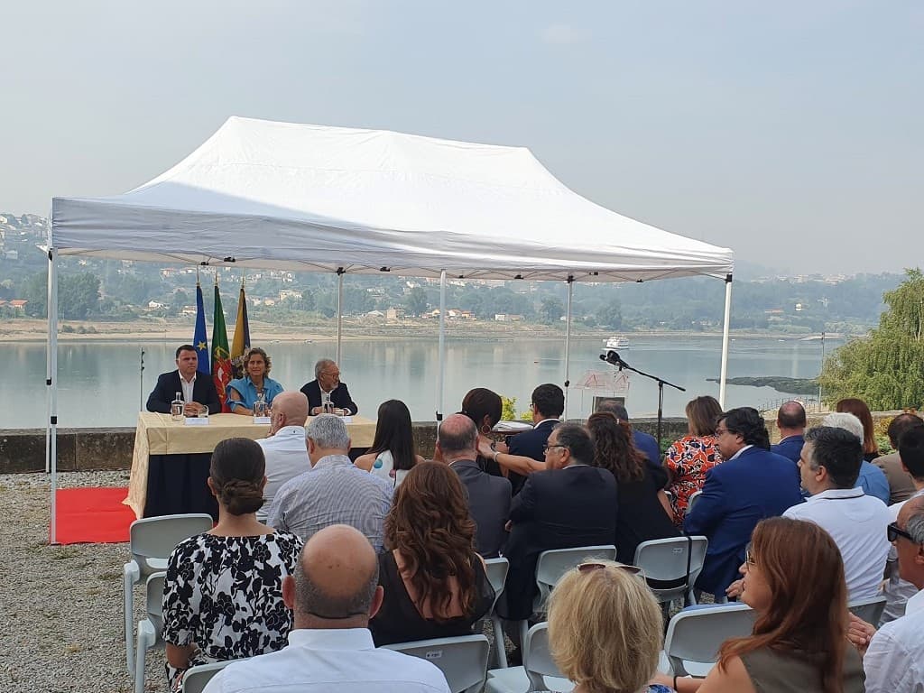 Ministra da Coesão Territorial acompanhada pelo Secretário de Estado da Administração Local e Ordenamento do Território na assinatura do auto de transferência de competências na limpeza urbana da Câmara Municipal de Gondomar, Gondomar, 13 julho 2022