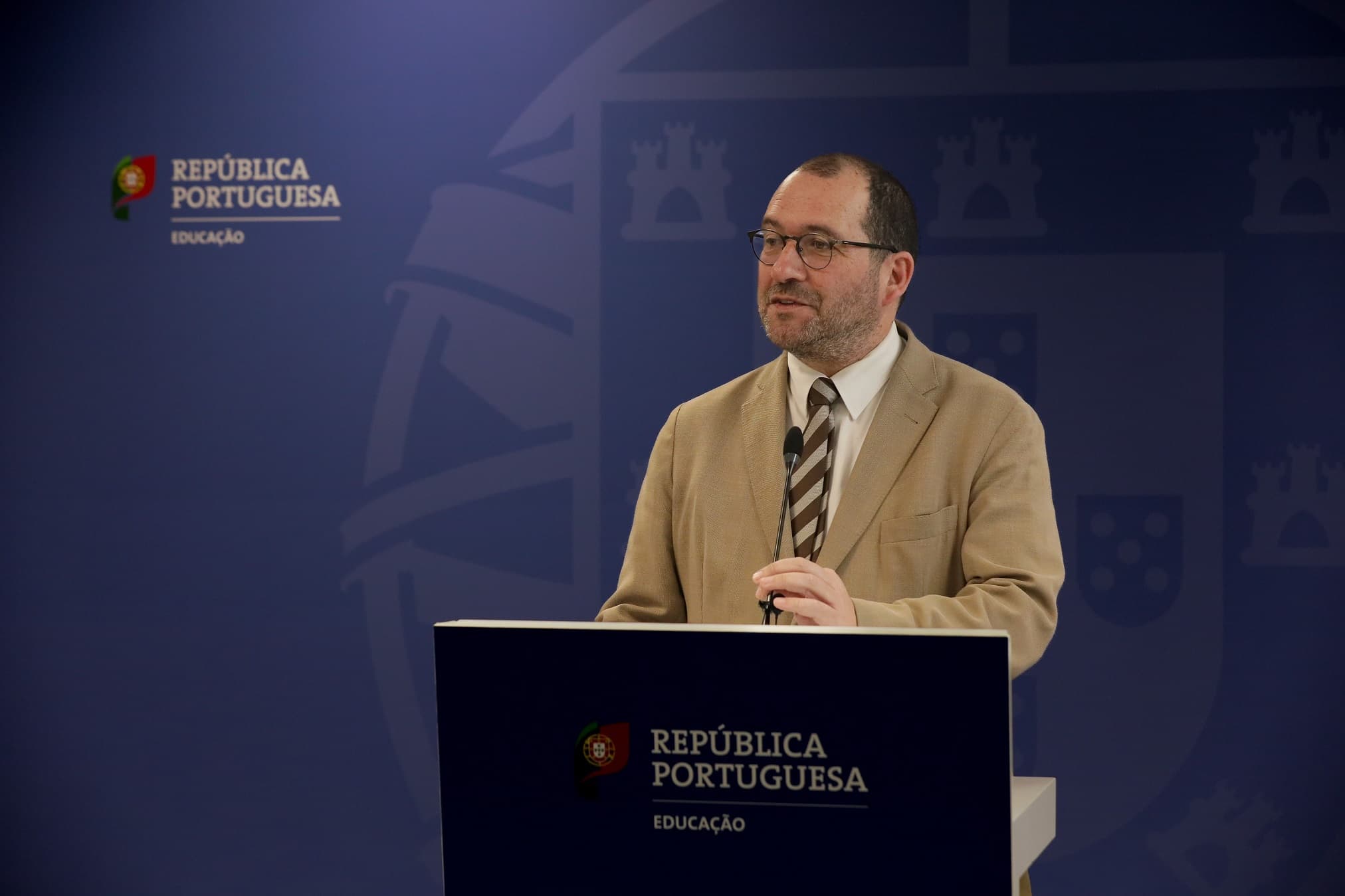 Ministro da Educação, João Costa, em conferência de impresa no âmbito da aprovação do decreto-lei que estabelece o novo regime de gestão e recrutamento do pessoal docente, Lisboa, 17 março 2023 (foto: João Bica)