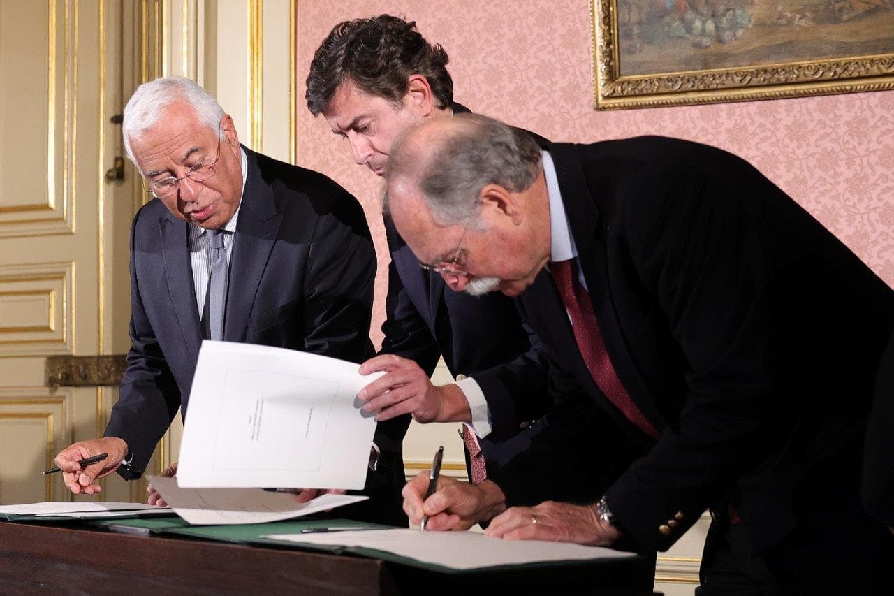 Primeiro-Ministro António Costa, presidente da CAP, Eduardo Oliveira e Sousa, e diretor-geral da APED, Gonçalo Lobo Xavier, assinar o pacto, Lisboa, 27 março 2023 (foto: Manuel de Almeida/Lusa)