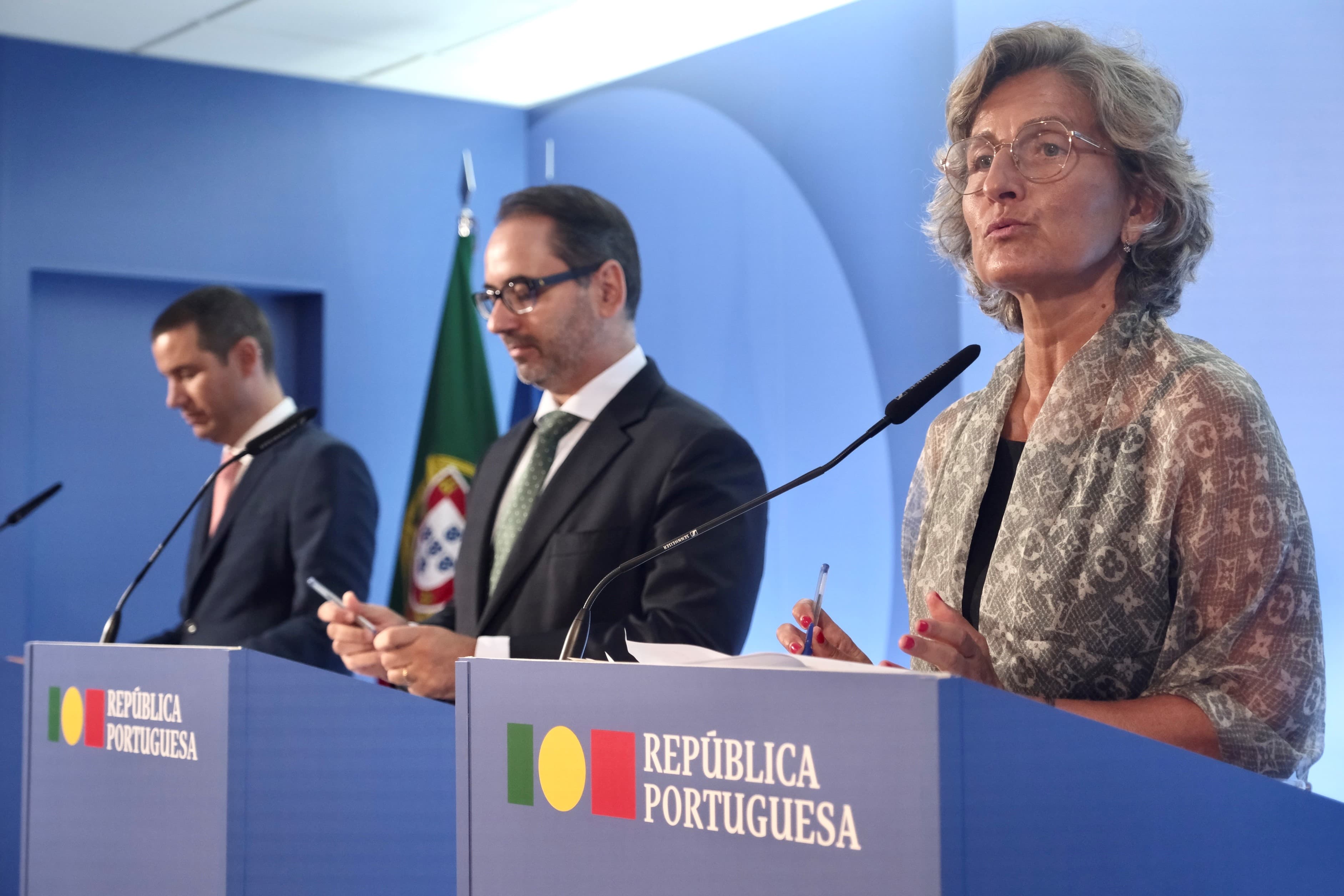 O Ministro das Infraestruturas, João Galamba, o Secretário de Estado da Presidência do Conselho de Ministros, André Moz Caldas, e a Ministra da Coesão Territorial, Ana Abrunhosa, na conferência de imprensa do Conselho de Ministros, 28 de setembro
