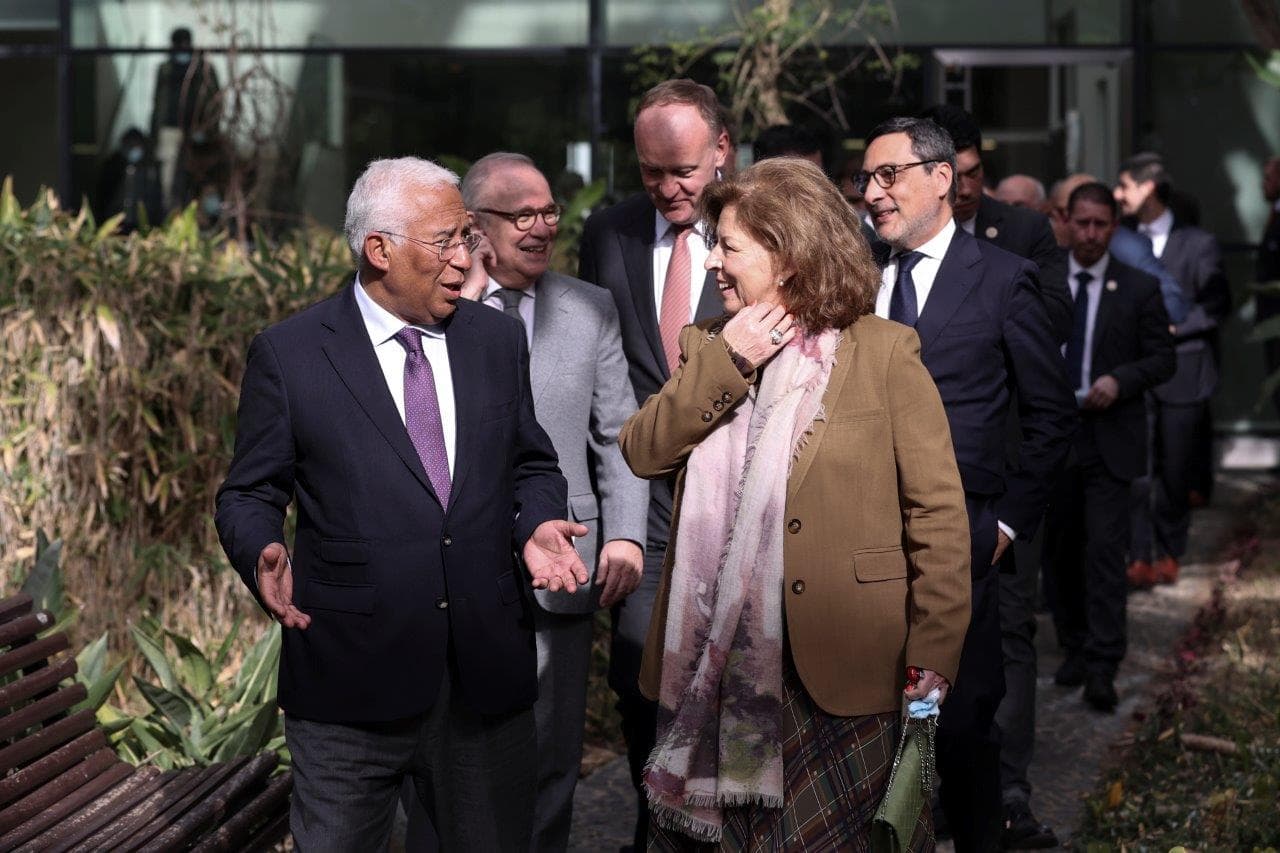 Primeiro-Ministro António Costa com a presidente da Fundação Champalimaud, Leonor Beleza, na assinatura do acordo para a redução em 50% da pegada ambiental, Lisboa, 9 março 2023 (Foto: Carlos M. Almeida/Lusa)