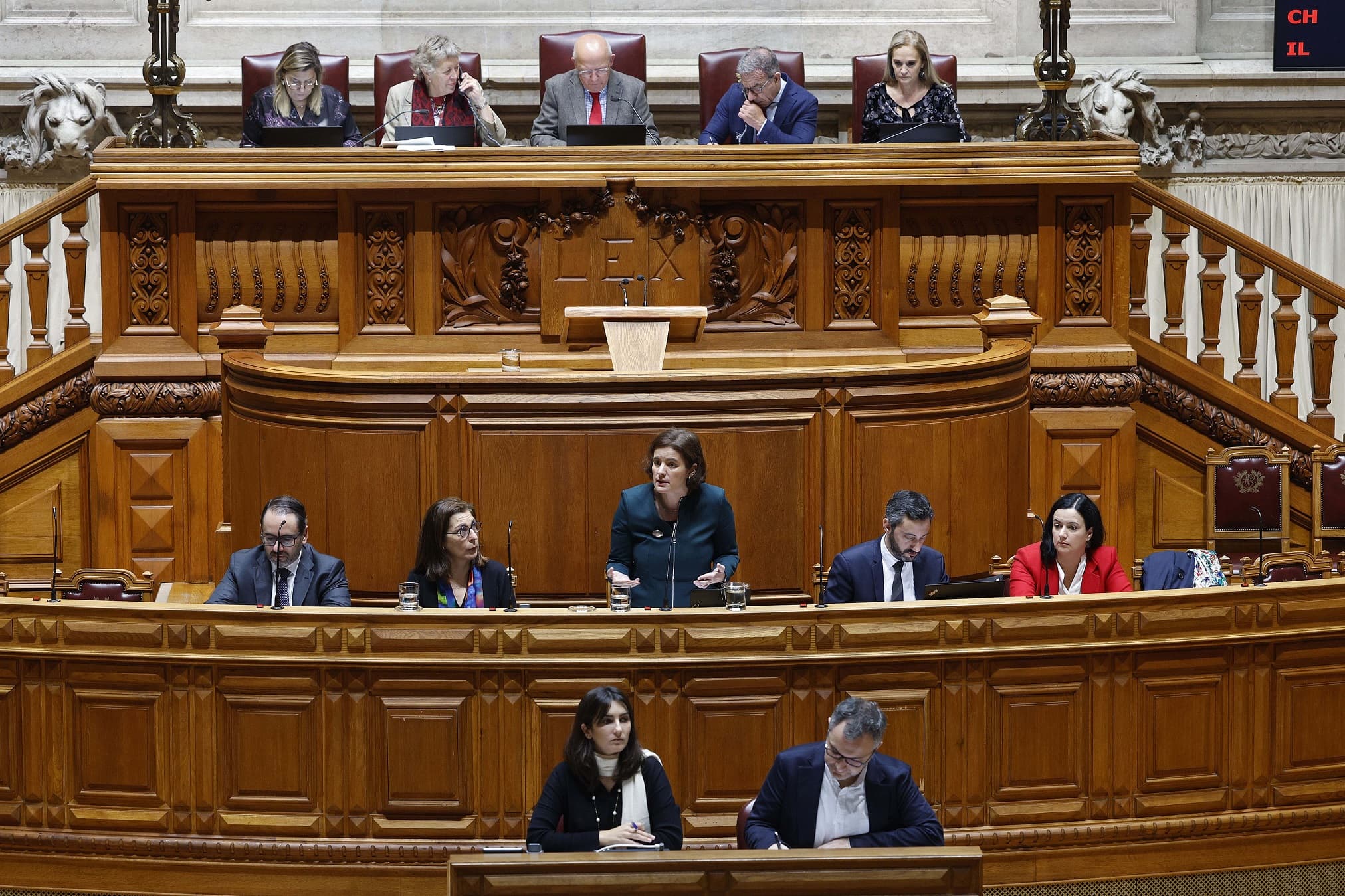Ministra da Presidência, Mariana Vieira da Silva, intervém no debate sobre política setorial na Assembleia da República, Lisboa, 16 dezembro 2022 (foto: António Pedro Santos/ Lusa)