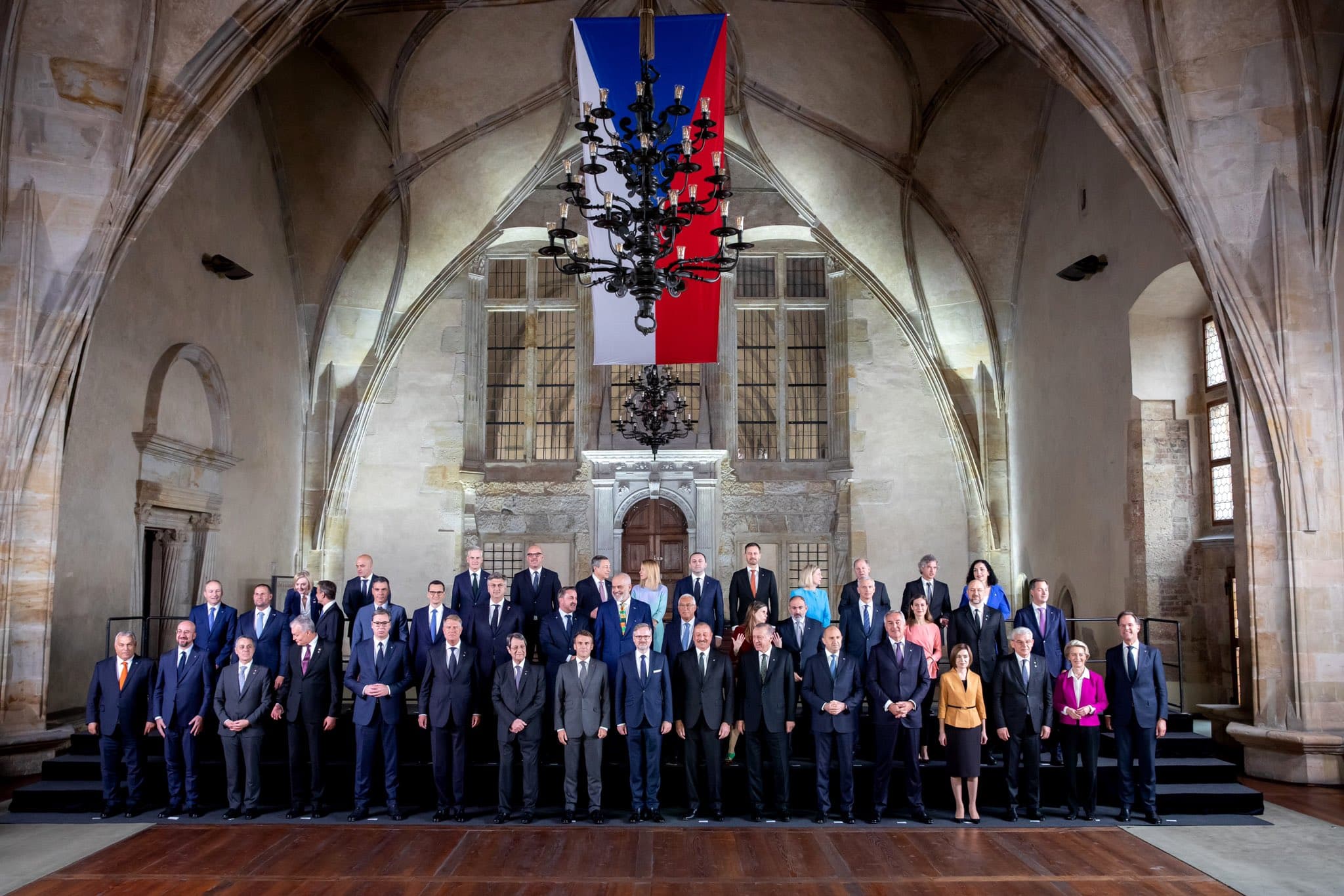 Foto de família dos 44 Chefes de Estado e de Governo da Comunidade Política Europeia, Praga, 6 outubro 2022