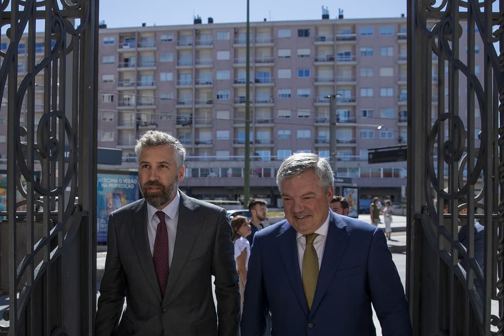 Ministro das Infraestruturas e da Habitação e presidente da Câmara Municipal de Gaia na assinatura de protocolos para supressão de passagens de níveis e no âmbito do 1º Direito, Vila Nova de Gaia, 26 julho 2022 (Foto: José Coelho/Lusa)