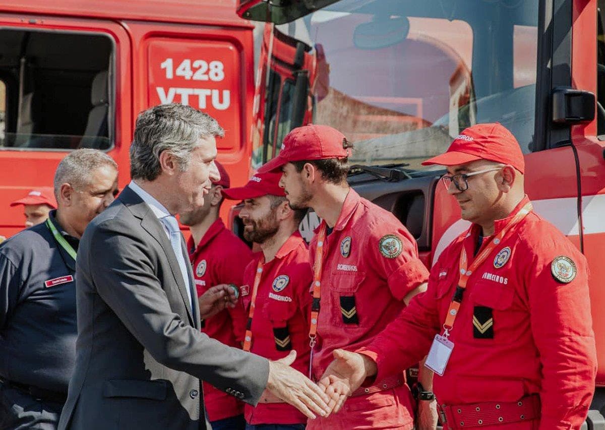 Ministro da Administração Interna, José Luís Carneiro, cumprimenta bombeiros