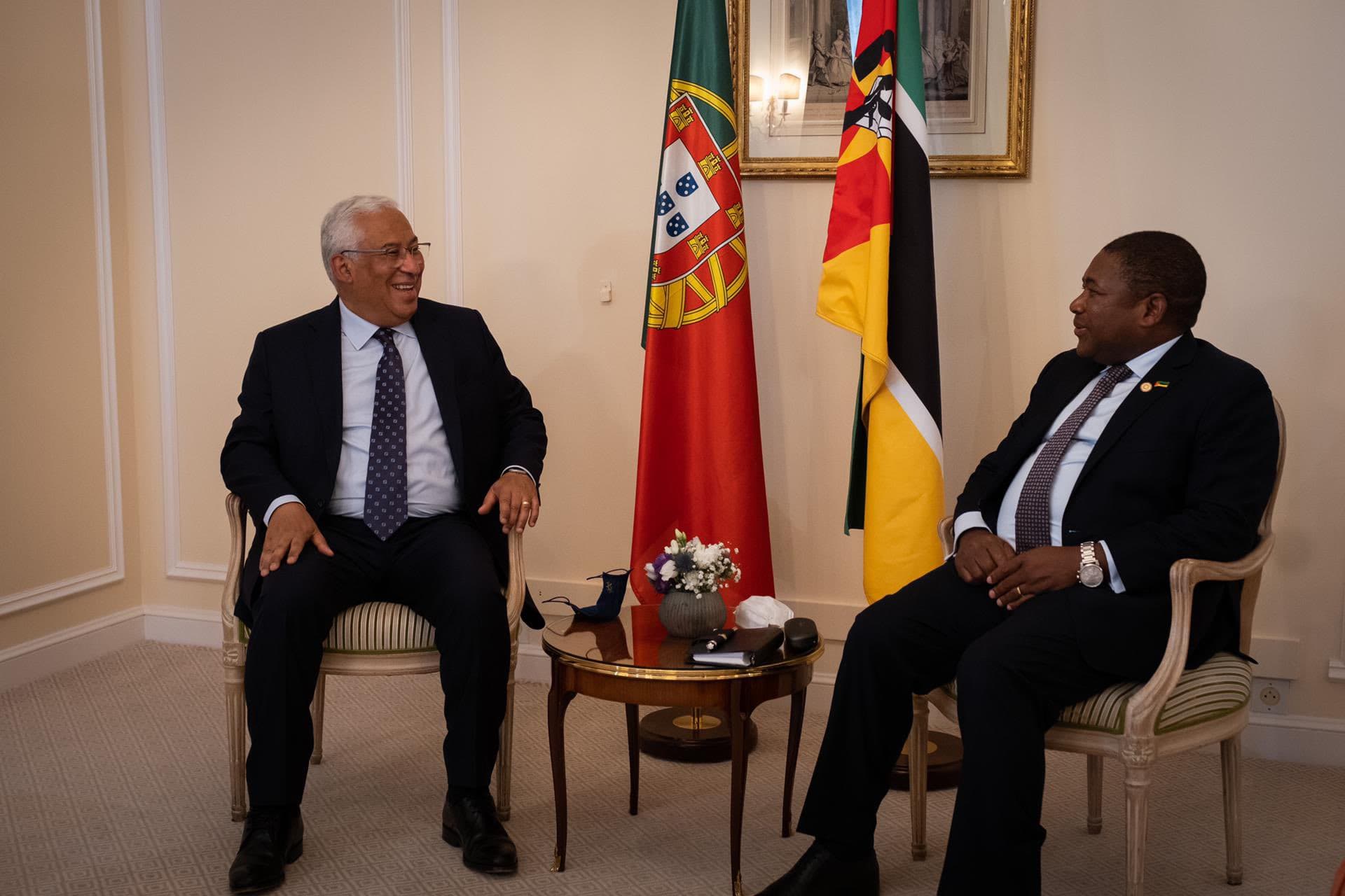 Primeiro-Ministro António Costa com o Presidente da República de Moçambique, Filipe Nyusi, na Cimeira Sobre o Futuro das Economias Africanas, Paris, 18 maio 2021