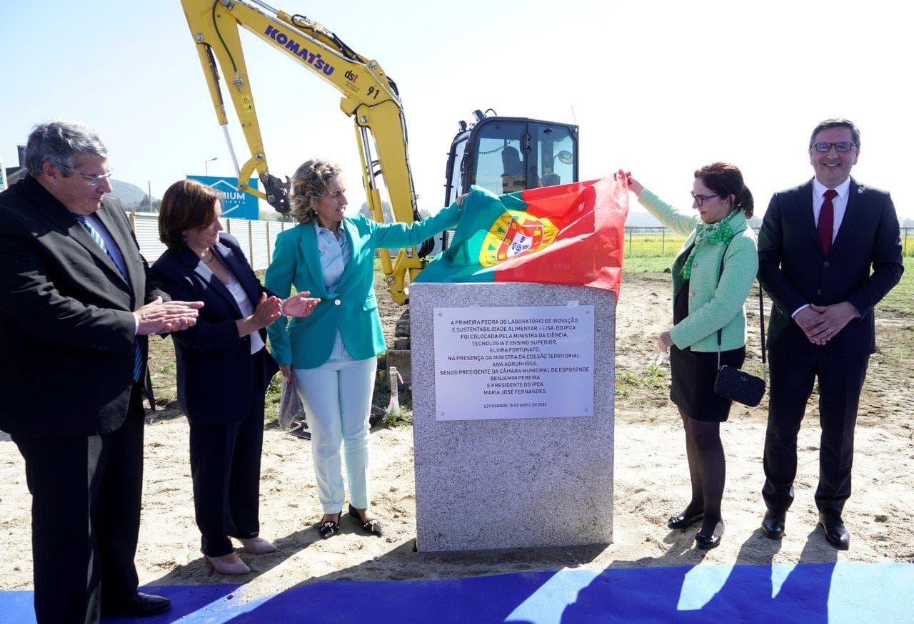 Ministras da Ciência, Tecnologia e Ensino Superior, Elvira Fortunato, e da Coesão Territorial, Ana Abrunhosa, no lançamento da primeira pedra do Laboratório de Inovação e Sustentabilidade Alimentar, Esposende, 15 abril 2023