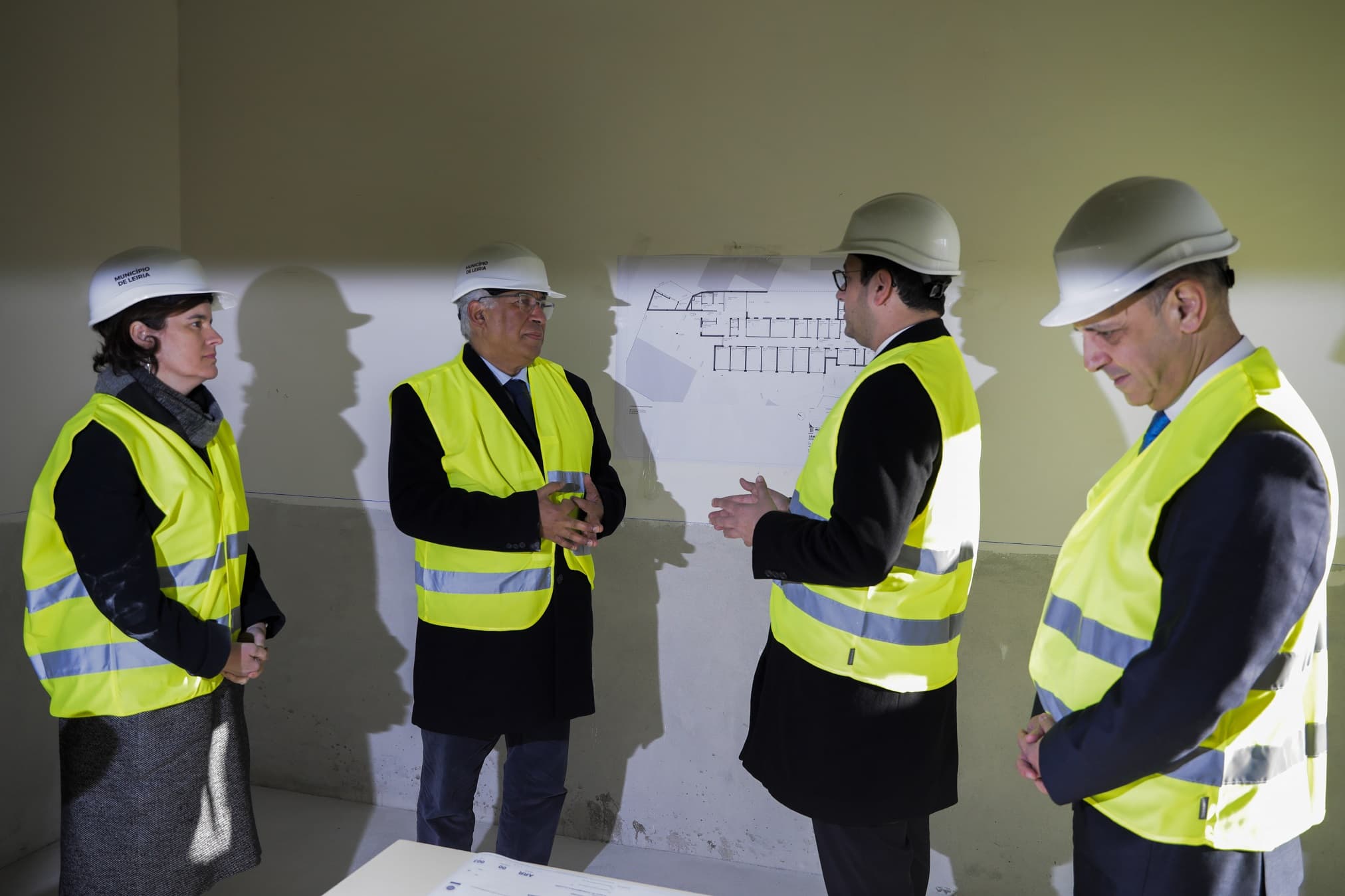 Primeiro-Ministro António Costa acompanhado pela Ministra da Presidência Mariana Vieira da Silva e pelo Ministro da Saúde Manuel Pizarro visitam obras numa unidade de saúde no arranque do Roteiro PRR, Leiria, 4 janeiro 2023 (foto: Lusa/ Paulo Cunha)