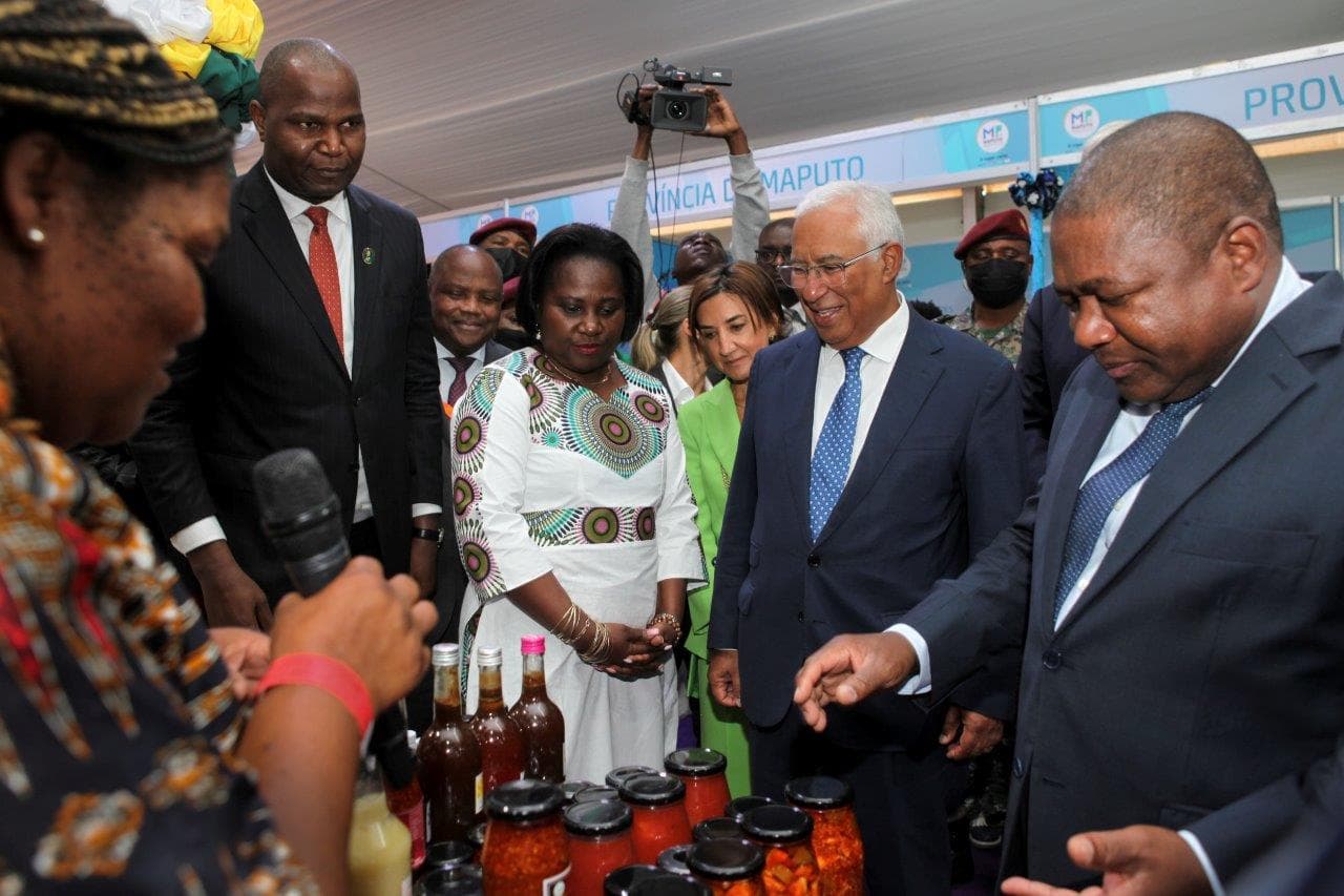 Primeiro-Ministro António Costa e Presidente da República de Moçambique, Filipe Nyusi, visitam a Feira comercial de Maputo, 2 setembro 2022 (foto: Luísa Nhantumbo/Lusa)