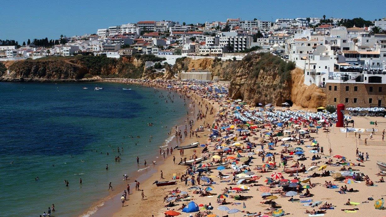 Praia de Albufeira, Algarve (foto: Lusa)