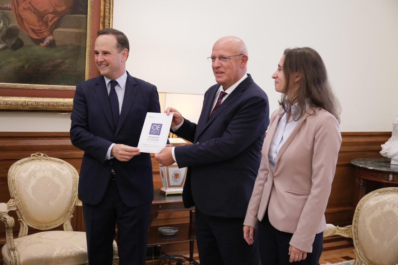 Ministro das Finanças, Fernando Medina, e Secretária de Estado do Orçamento, Sofia Batalha, entregam proposta de Orçamento do Estado para 2023 ao Presidente da Assembleia da República, Santos Silva, 10 outubro 2022 (foto: João Bica)