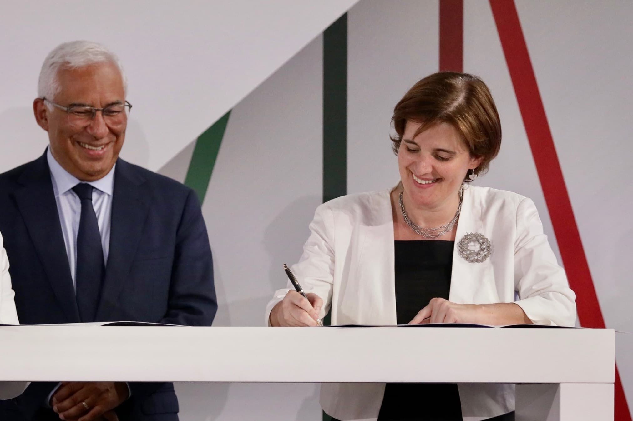 Ministra da Presidência, Mariana Vieira da Silva, acompanhada pelo Primeiro-Ministro, António Costa, na cerimónia de assinatura do Acordo de Parceria Portugal 2030, Fundão, 14 julho 2022 (foto: João Bica)