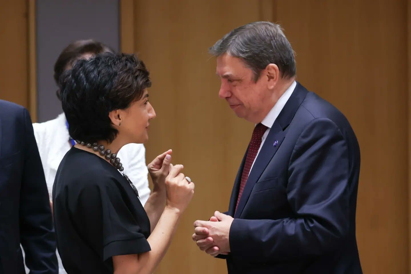 Ministra da Agricultura e Alimentação, Maria do Céu Antunes, conversa com um colega durante um intervalo do Conselho de Ministros da Agricultura e Pescas, Bruxelas, 25 julho 2023 (foto: UE)