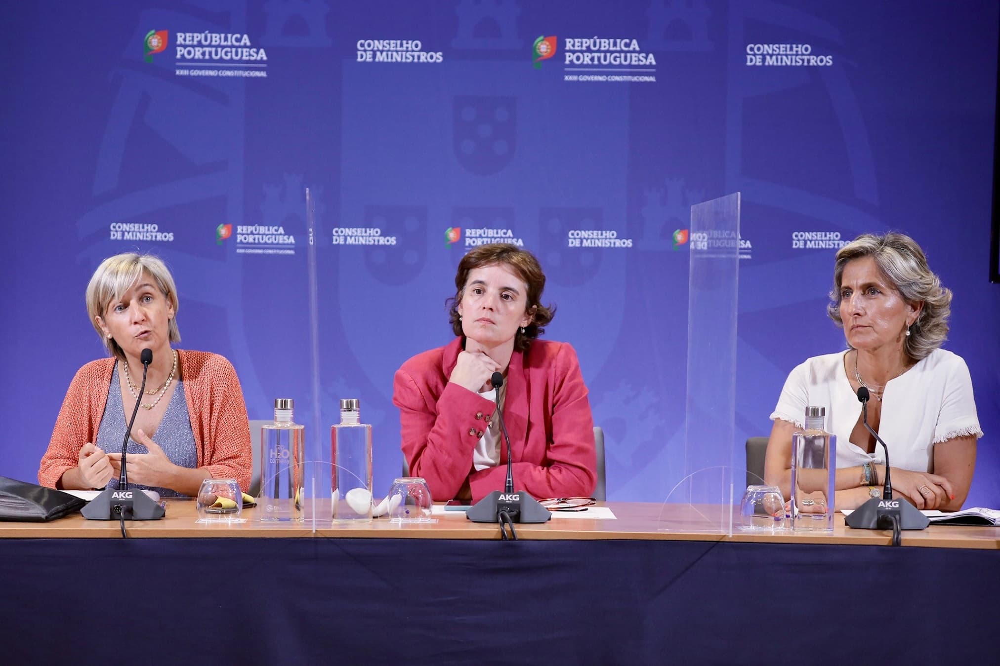 Ministra da Saúde, acompanhada pelas Ministras da Presidência e da Coesão Territorial, na Conferência de Imprensa após Conselho de Ministros extraordinário, Lisboa, 19 julho 2022 (foto: João Bica)