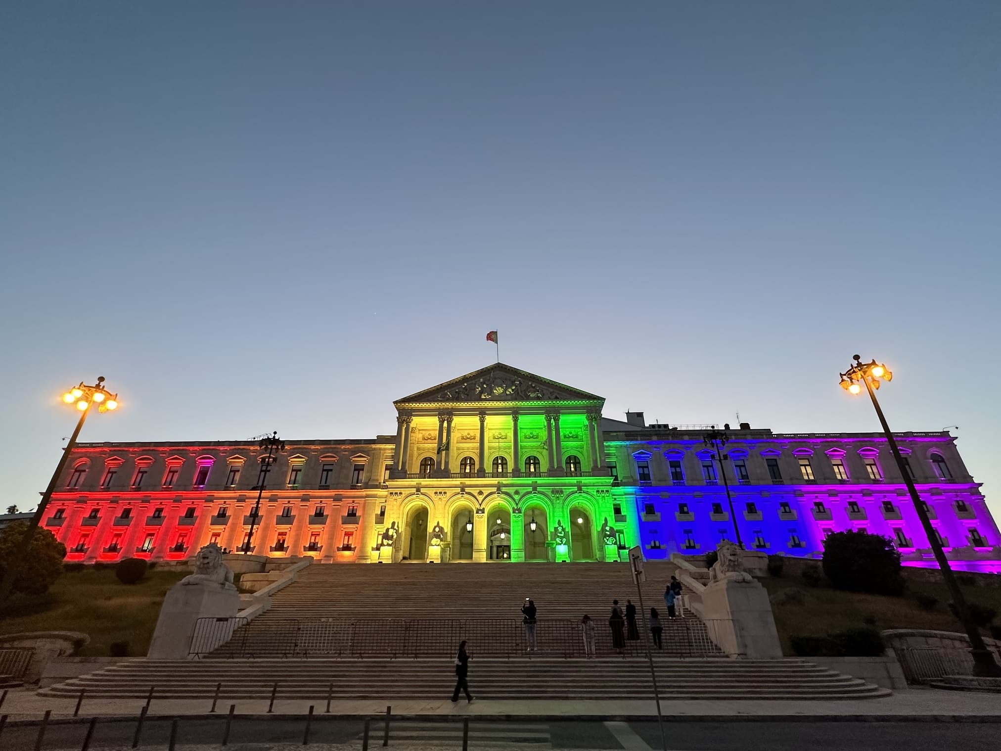 Parlamento iluminado com as cores da bandeira arco-íris pelos direitos LGBTI