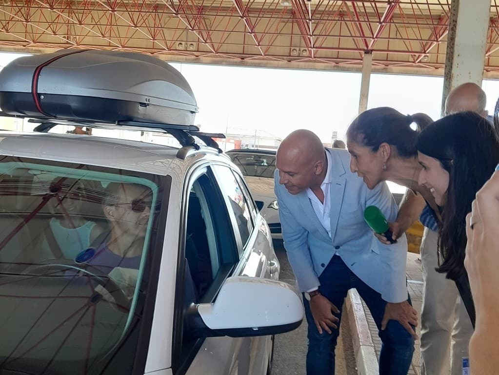 Secretário de Estado das Comunidades Portuguesas, Paulo Cafôfo, e Secretária de Estado da Proteção Civil, Patrícia Gaspar, dão as boas vindas aos emigrantes, Vilar Formoso, 31 julho 2022