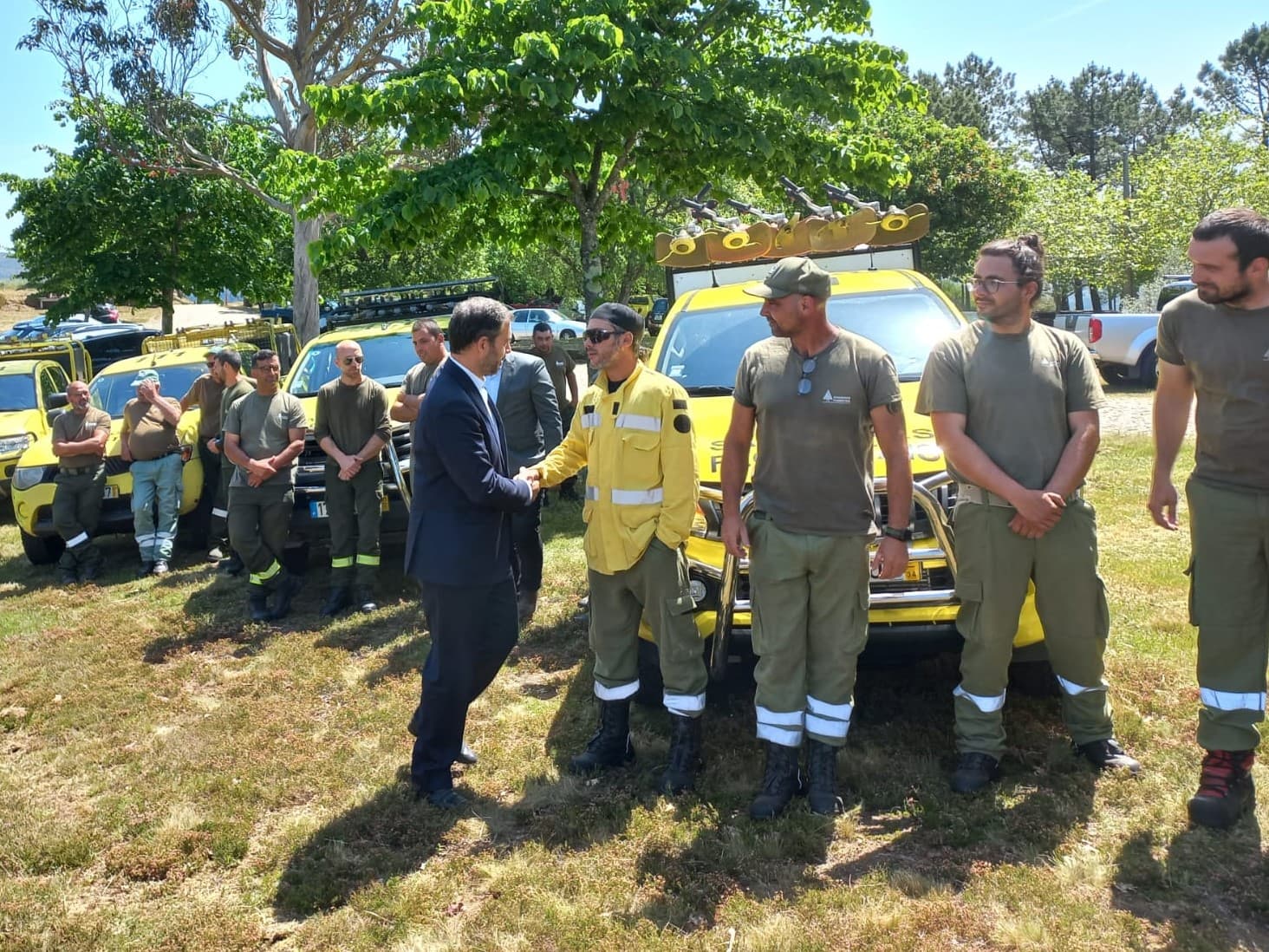 Ministro do Ambiente e da Ação Climática, Duarte Cordeiro, cumprimenta sapadores florestais, Caminha, 20 maio 2022
