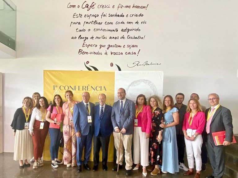 Ministro da Educação, João Costa, com participantes na Conferência Professor Manuel Ferreira Patrício, Campo Maior, 30 maio 2022