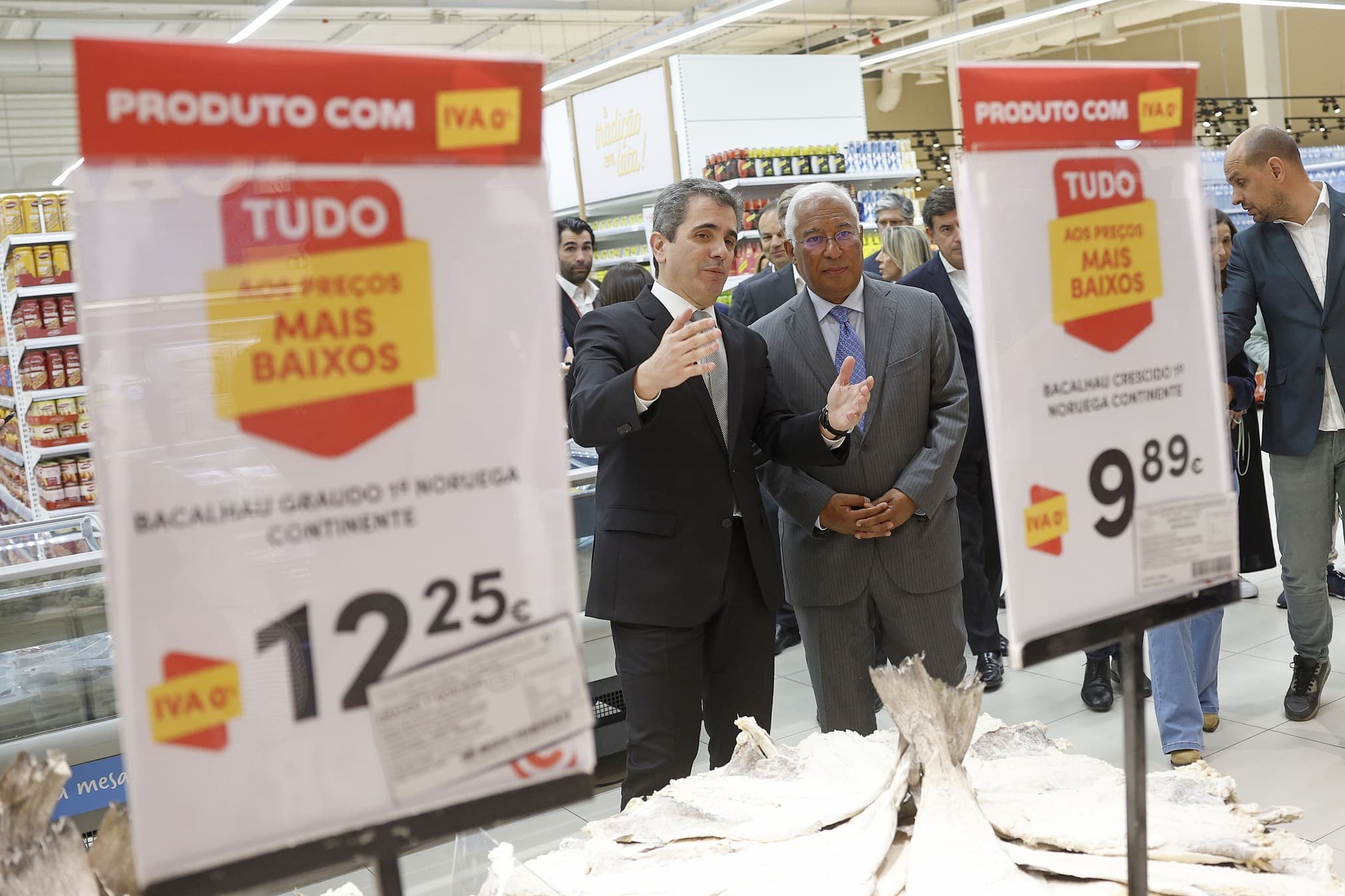 Primeiro-Ministro, António Costa, visita hipermercados no dia em que entra em vigor a medida IVA zero no cabaz de alimentos, Lisboa, 18 abril 2023 (foto: António Pedro Santos/ Lusa)