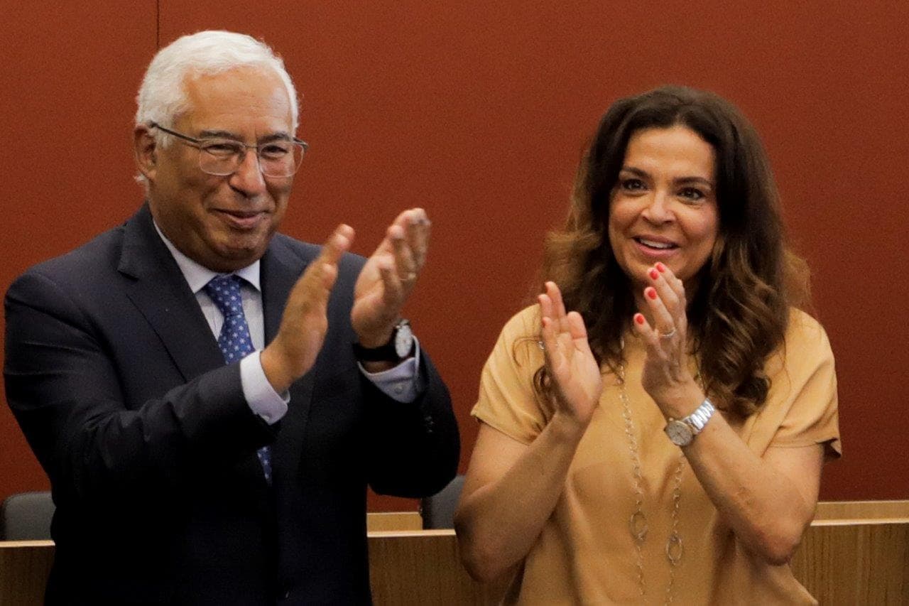 Primeiro-Ministro António Costa e Presidente da Associação Nacional de Municípios, Luís Salgueiro, na assinatura dos acordos de transferência de competências na Educação e na Saúde para os municípios, Coimbra, 22 julho 2022 (foto: Paulo Cunha/Lusa)