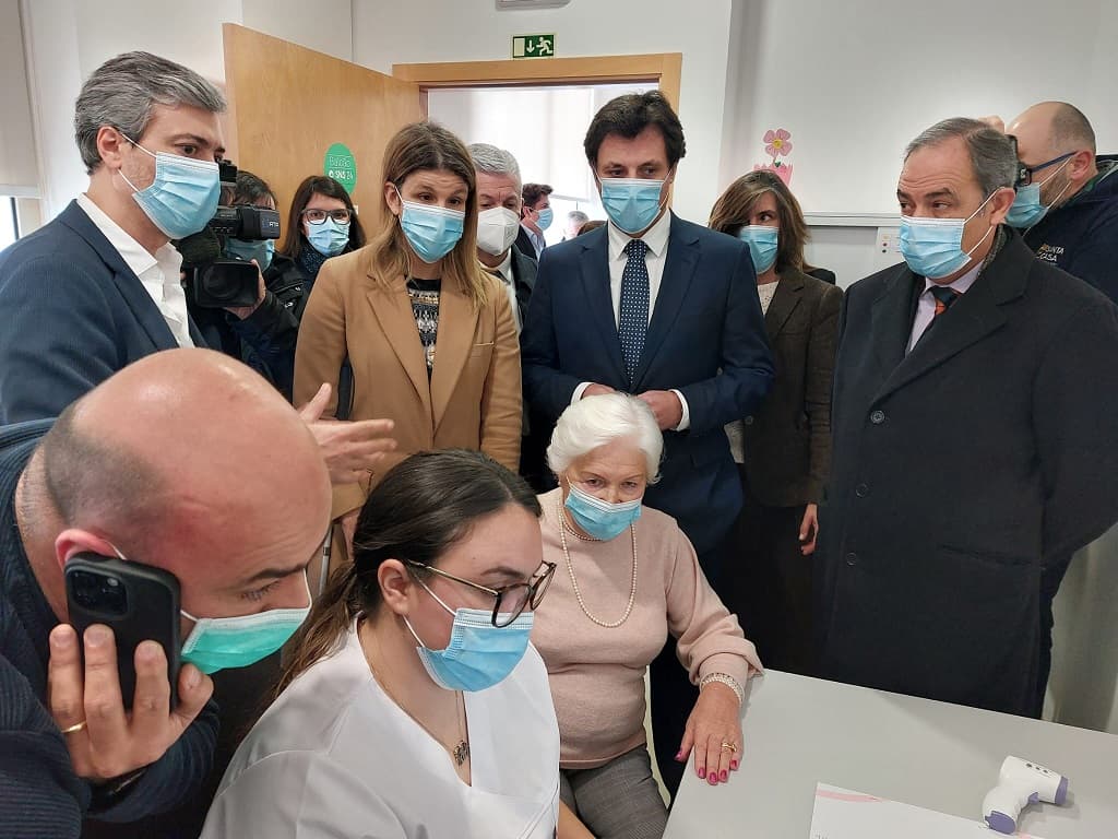 Secretária de Estado da Inclusão, Ana Sofia Antunes, e Secretário de Estado da Saúde, Ricardo Mestre, na inauguração do primeiro balcão SNS 24, Arcos de Valdevez, 19 janeiro 2023