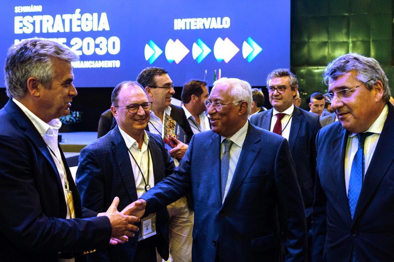 Primeiro-Ministro António Costa cumprimentado à chegada ao seminário sobre o Programa Operacional Norte do PT2023, Santa Maria da Feira, 4 julho 2023 (foto: José Coelho/Lusa)