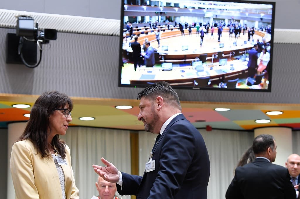 Ministra da Defesa Nacional, Helena Carreiras, e homólogo grego, Nikolaos Chardalias, no Conselho de Negócios Estrangeiros da União Europeia, na vertente Defesa, Bruxelas, 15 maio 2022 (Foto: União Europeia)