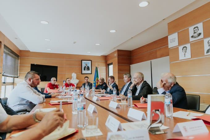 Ministro da Administração Interna, José Luís Carneiro, na reunião com o Presidente da Câmara Municipal de Ourém e as estruturas de bombeiros, Ourém, 2 setembro 2022