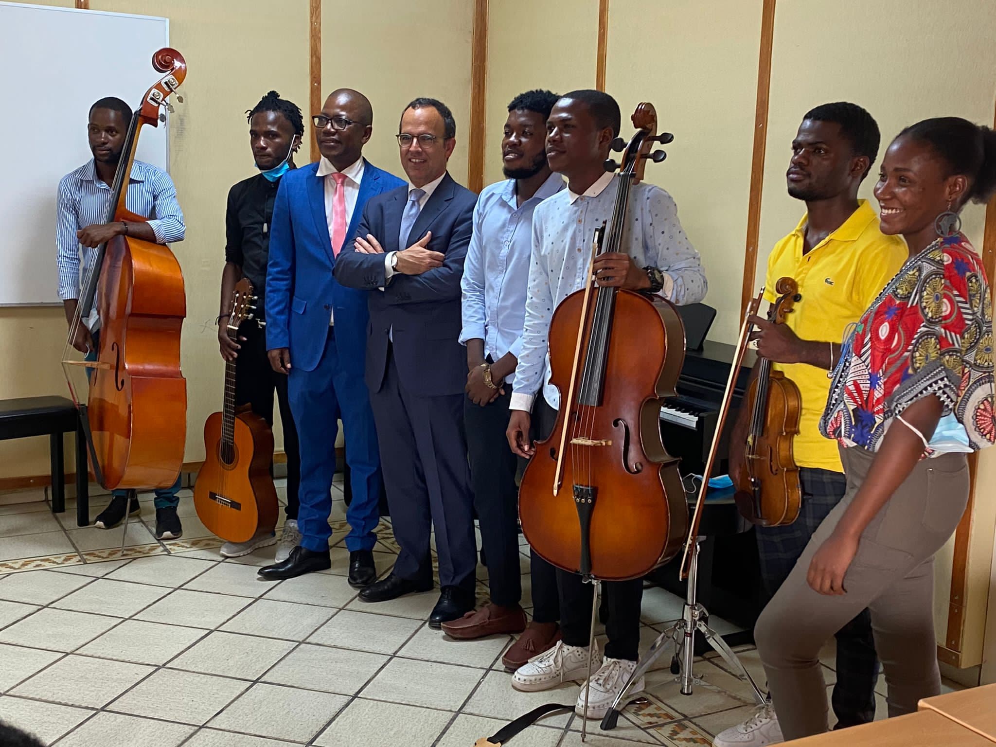 Ministro da Cultura, Pedro Adão e Silva, com músicos angolanos, Luanda, 4 maio 2022