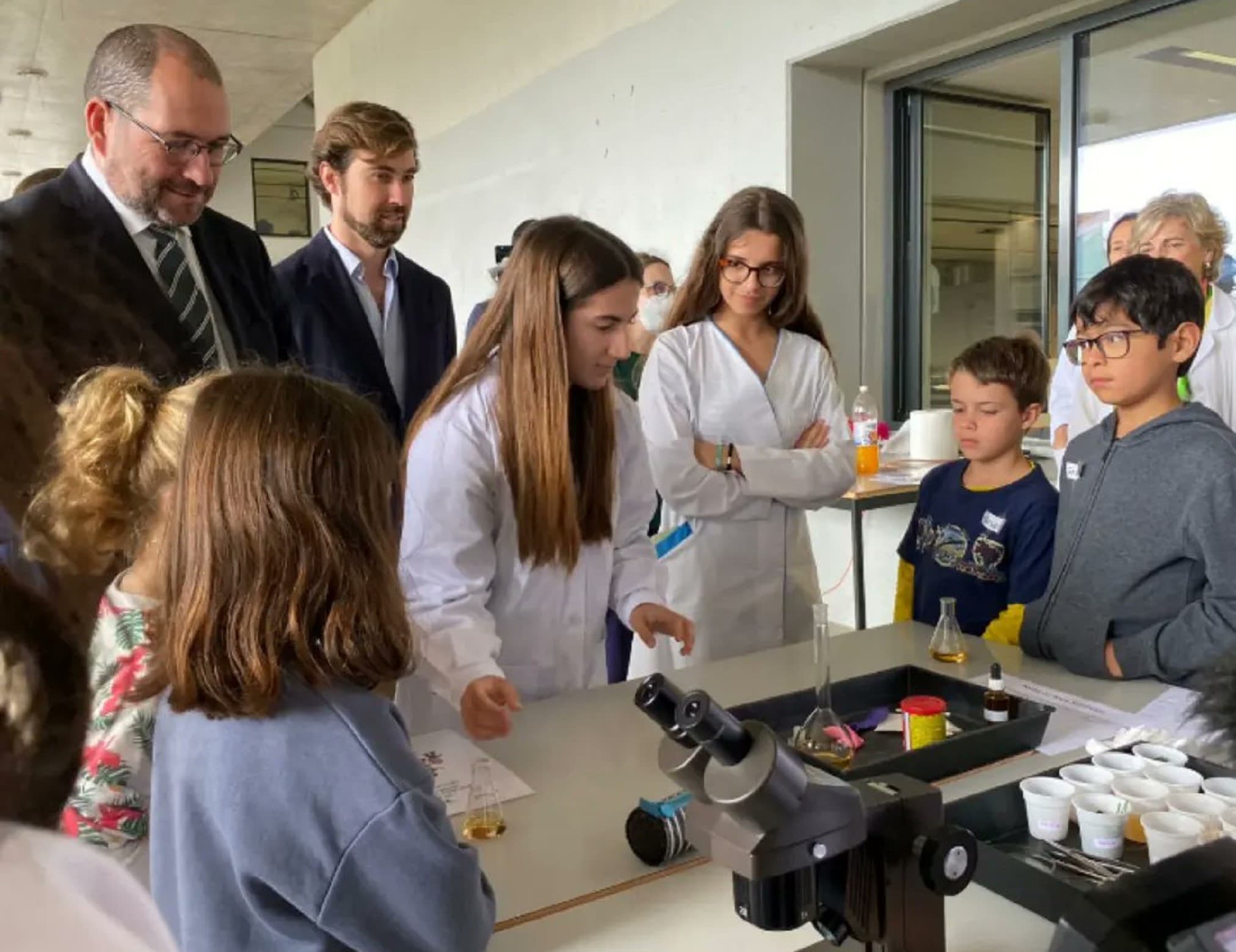 Ministro da Educação, João Costa, com alunos da Escola Secundária de Carcavelos, Cascais, 1 junho 2022