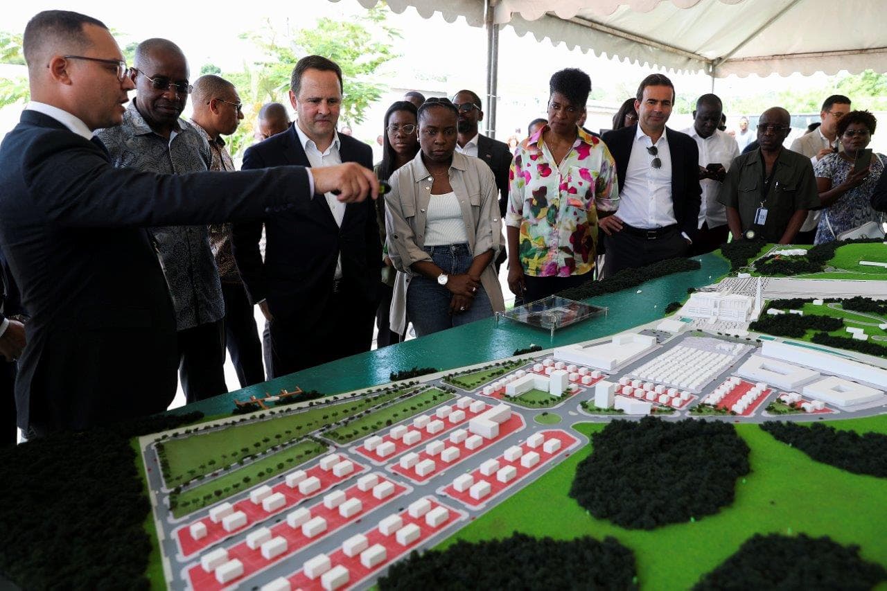 Ministros das Finanças de Portugal, Fernando Medina, e de Angola, Vera Daves de Sousa, visitam obras de requalificação da Vila da Muxima, Angola, 3 abril 2023 (foto: Ampe Rogério/Lusa)
