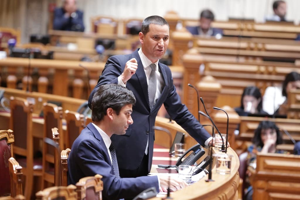 Ministro das Infraestruturas, João Galamba, e Secretário de Estado das Infraestruturas, Frederico Francisco, na Assembleia da República, Lisboa, 19 abril 2023 (Foto: João Bica)