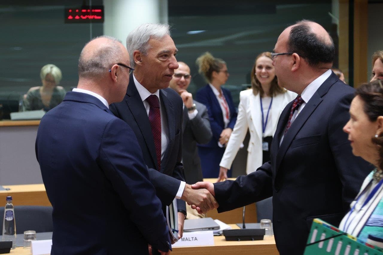Ministro dos Negócios Estrangeiros, Gomes Cravinho, conversa com homólogos da Croácia, Grlic Radman e da Eslováquia, Miroslav Wlachovsky, no Conselho de Ministros da União Europeia, Bruxelas, 22 maio 2023 (foto: UE)