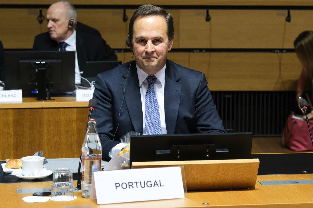 Ministro das Finanças, Fernando Medina, na reunião do Conselho de Ministros da Economia e Finanças da União Europeia, Luxemburgo, 4 abril 2022 (foto:UE)