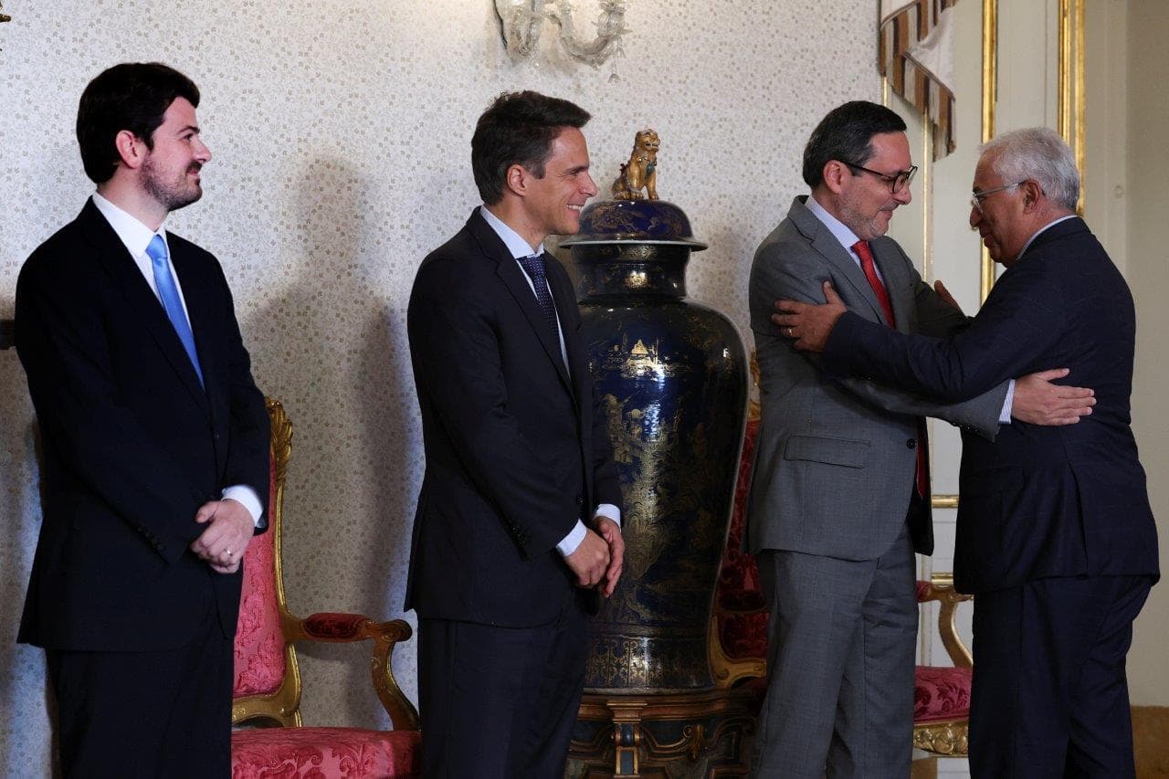 Primeiro-Ministro António Costa cumprimenta o seu Secretário de Estado Adjunto, Mendonça Mendes, na posse dos novos membros do Governo, Lisboa, 2 dezembro 2022 (foto: Tiago Petinga/Lusa)