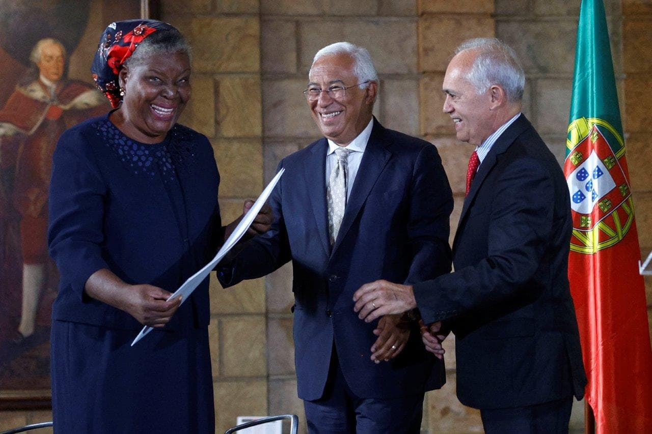 Primeiro-Ministro António Costa com a escritora moçambicana Paulina Chiziane na entrega do Prémio Camões 2021, Lisboa, 5 maio 2023 (foto: António Pedro Santos/Lusa)