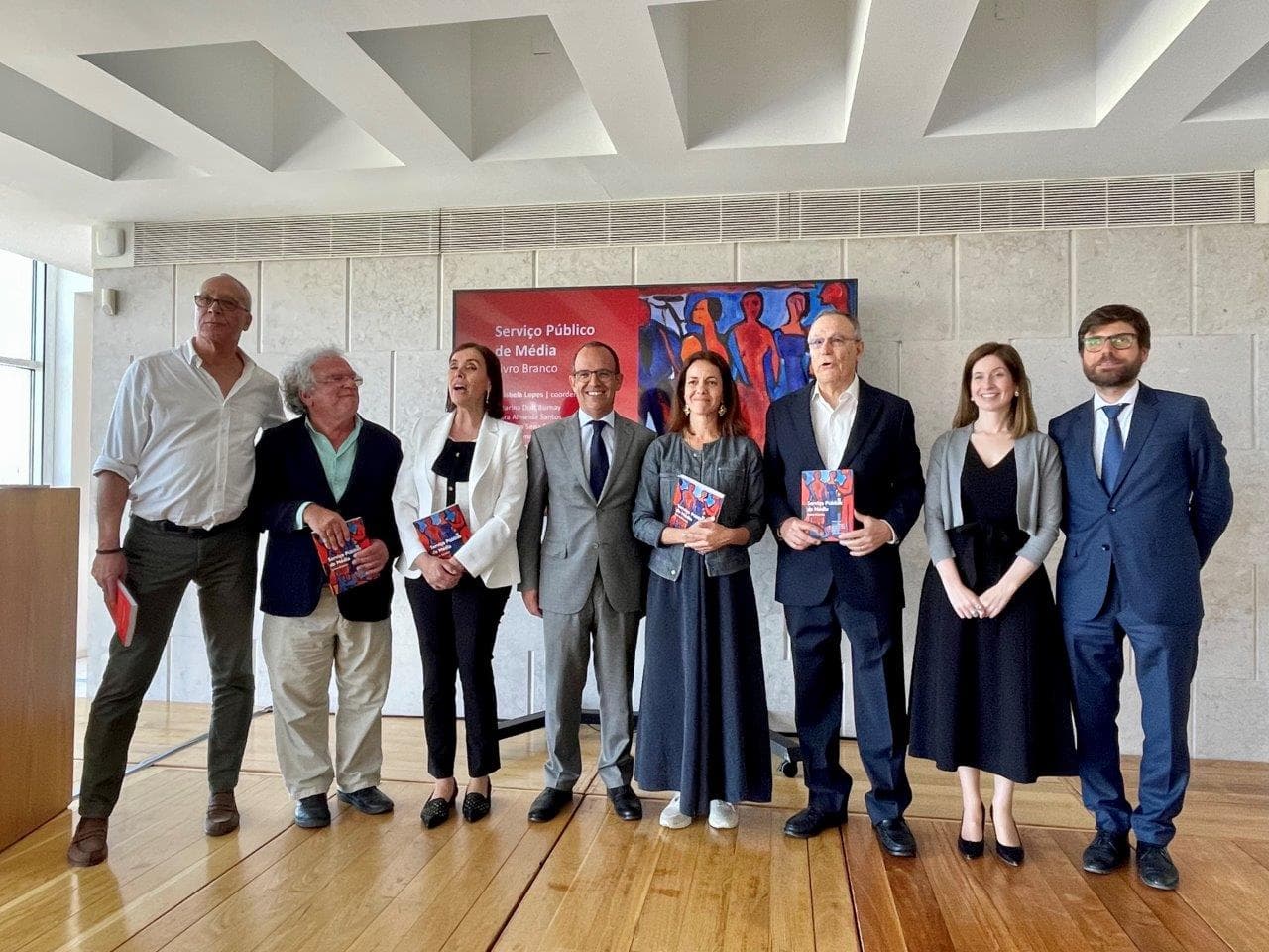 Ministro da Cultura, Pedro Adão e Silva, com os membros da comissão Livro Branco do Serviço Público de Rádio e Televisão, Lisboa, 9 maio 2023