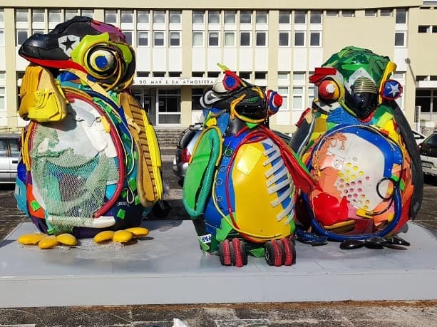 Esculturas pinguins-de-magalhães do do artista urbano Bordalo II