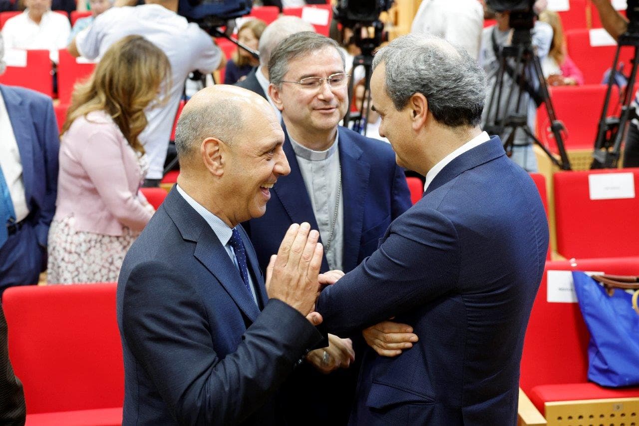 O ministro da Saúde, Manuel Pizarro, o Bispo Auxiliar de Lisboa, Américo Aguiar, e Fernando Araújo, diretor executivo do SNS, 5 junho 2023 (Foto: António Pedro Santos/Lusa)