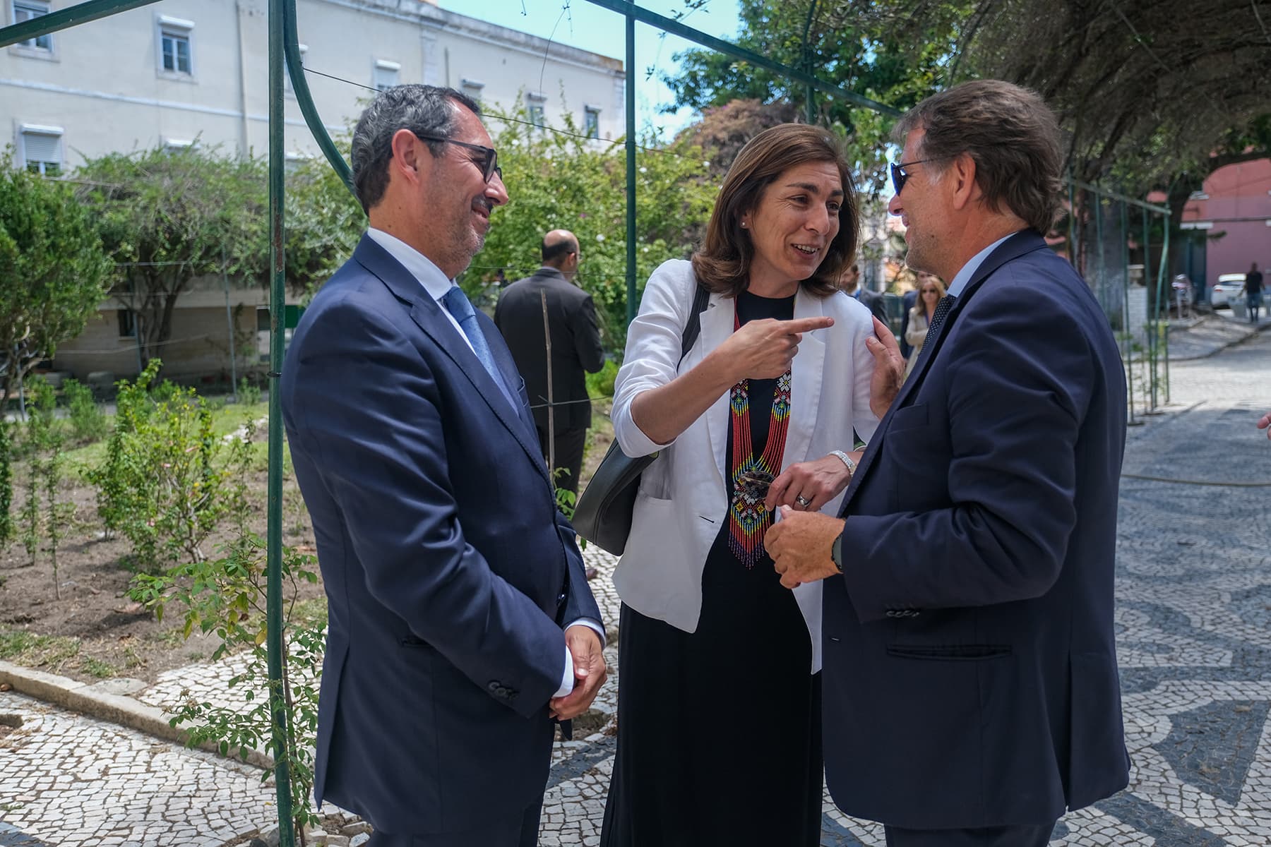 Ministra Adjunta dos Assuntos Parlamentares, Ana Catarina Mendes, com Paulo Vizeu Pinheiro, secretário-geral do Sistema de Segurança Interna (SSI), à sua direita e Luís Neves, diretor-geral da Polícia Judiciária (PJ), à sua esquerda