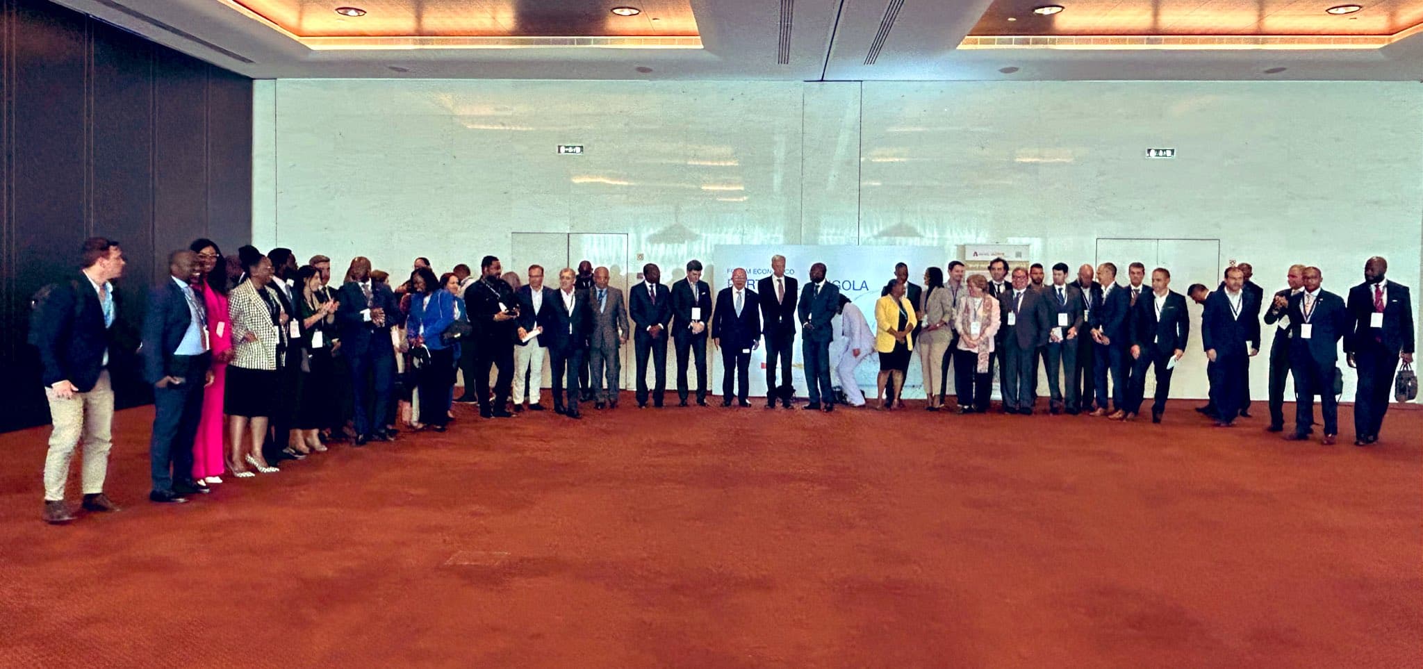 Ministro dos Negócios Estrangeiros, João Gomes Cravinho, com participantes no Fórum Económico Portugal-Angola, Porto, 17 maio 2023