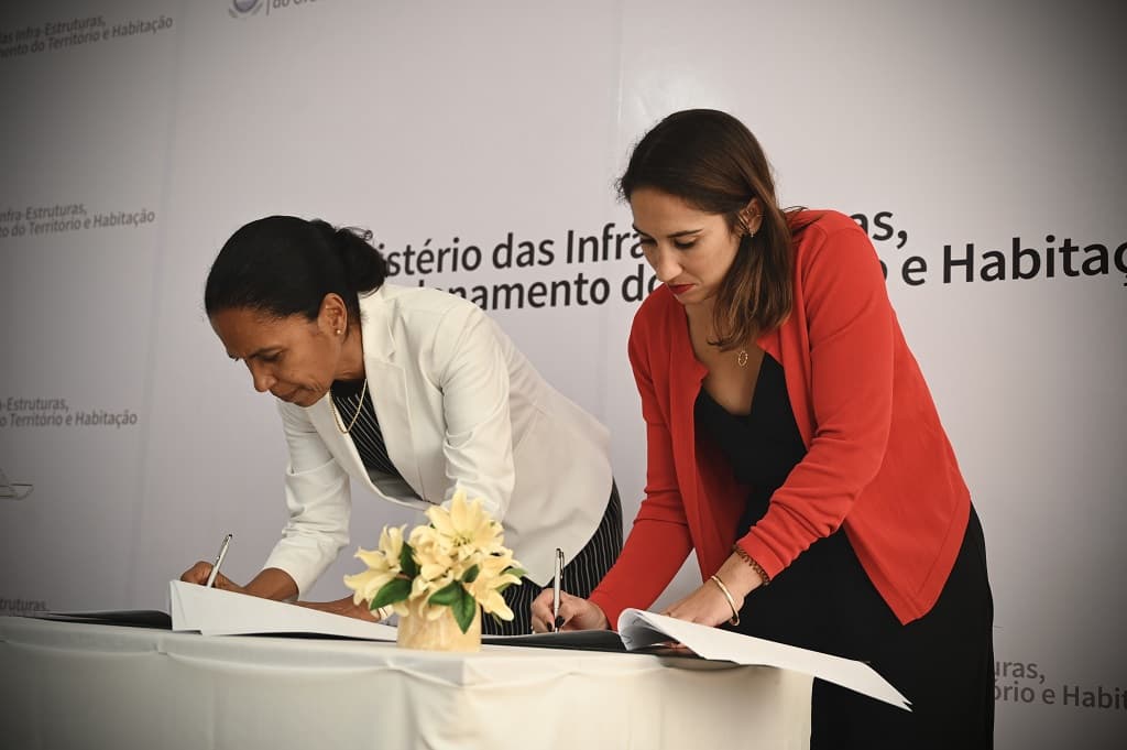 Secretária de Estado da Habitação e Ministra das Infraestruturas, Ordenamento do Território e Habitação da República de Cabo Verde na assinatura do protocolo de cooperação entre Portugal e Cabo Verde, Praia, Cabo Verde, 28 outubro 2022