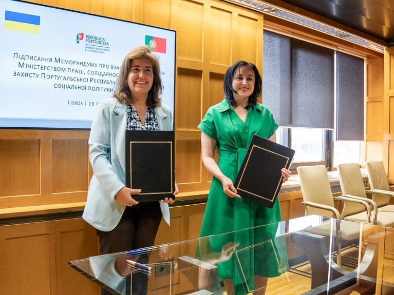 Ministra do Trabalho, Solidariedade e Segurança Social, Ana Mendes Godinho, assina memorando de entendimento na área da política social com Ministra da Política Social da Ucrânia, Oksana Zholnovych, Porto, 29 maio 2023