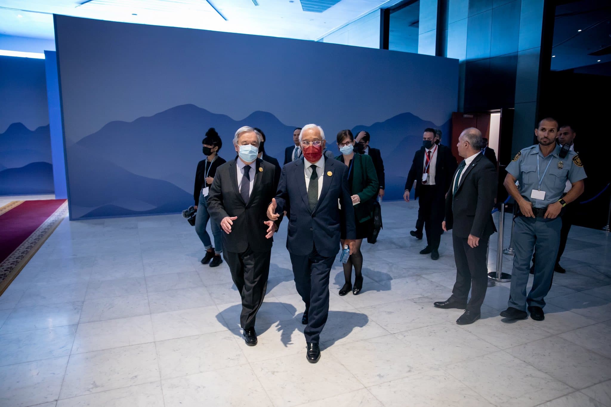 Primeiro-Ministro António Costa com o Secretário-Geral das Nações Unidas, António Guterres, na conferência do clima, Sharm-el-Sheik, Egito, 8 novembro 2022