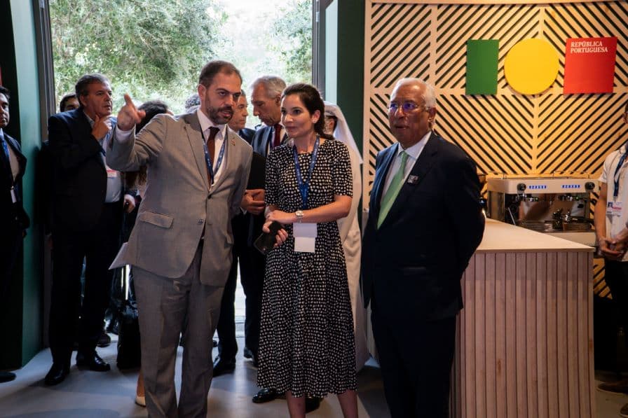 Primeiro-ministro António Costa na COP28, com o ministro do Ambiente e Ação Climática, Duarte Cordeiro, e a secretária de Estado da Energia e Clima, Ana Fontoura Gouveia