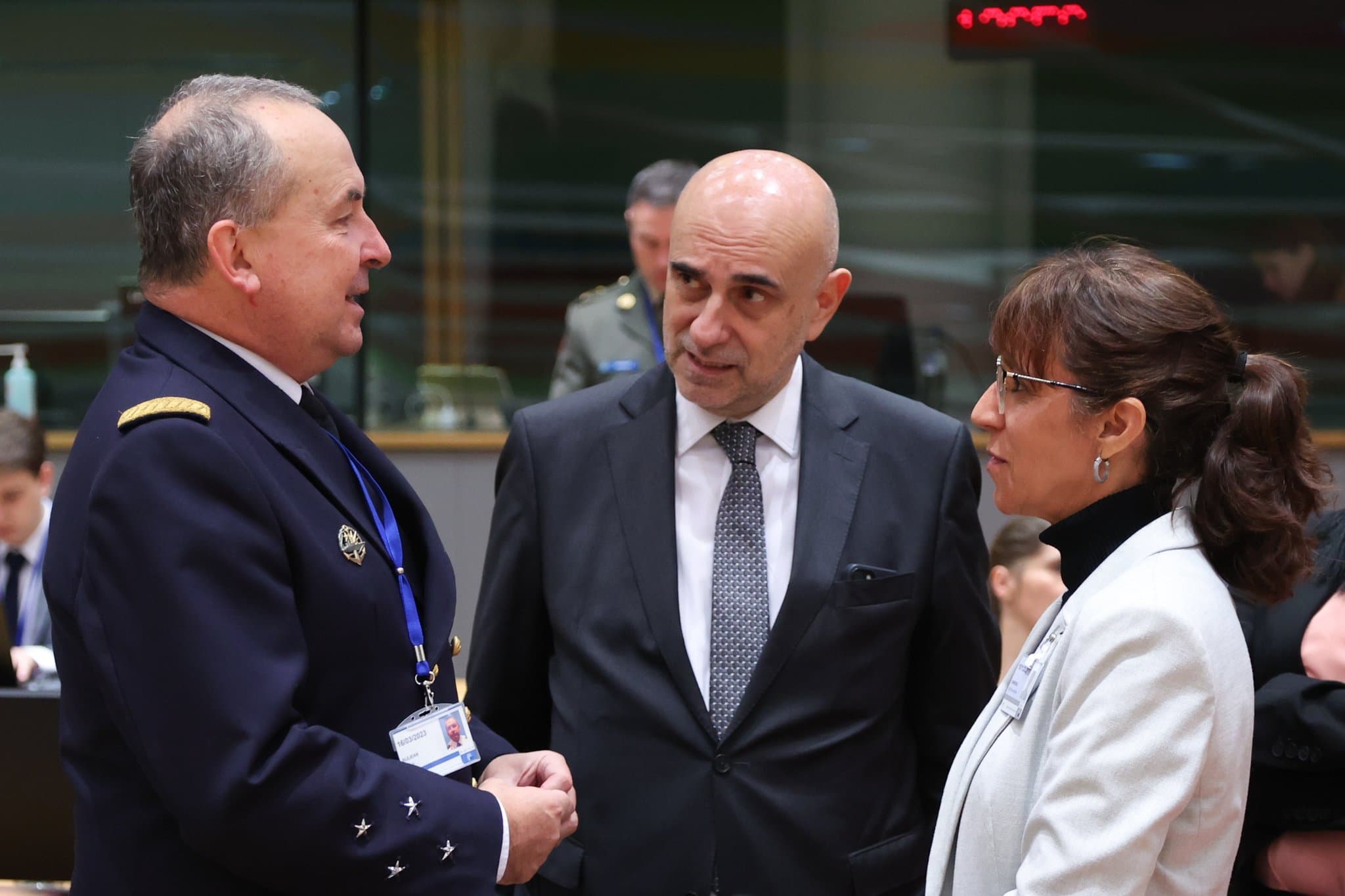 Ministra da Defesa Nacional, Helena Carreiras, com o comandante da missão da treino da UE para a Ucrânia, Hervé Bléjean, na reunião dos Ministro da Defesa da União Europeia, Bruxelas, 15 novembro 2022 (Foto: União Europeia)